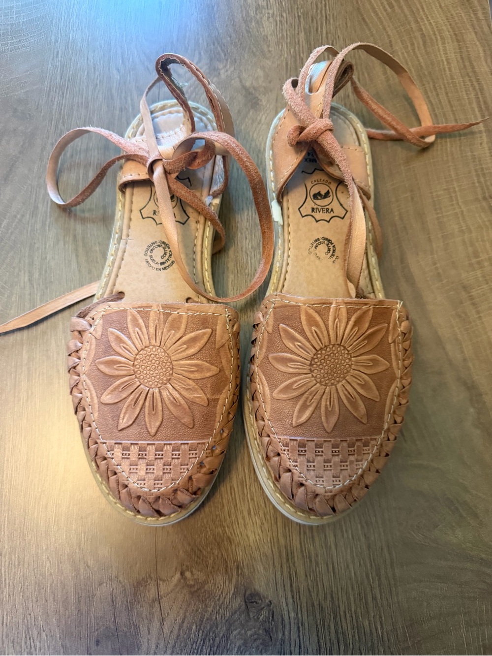 Adorable Rivera handmade Huarache tie up sandals